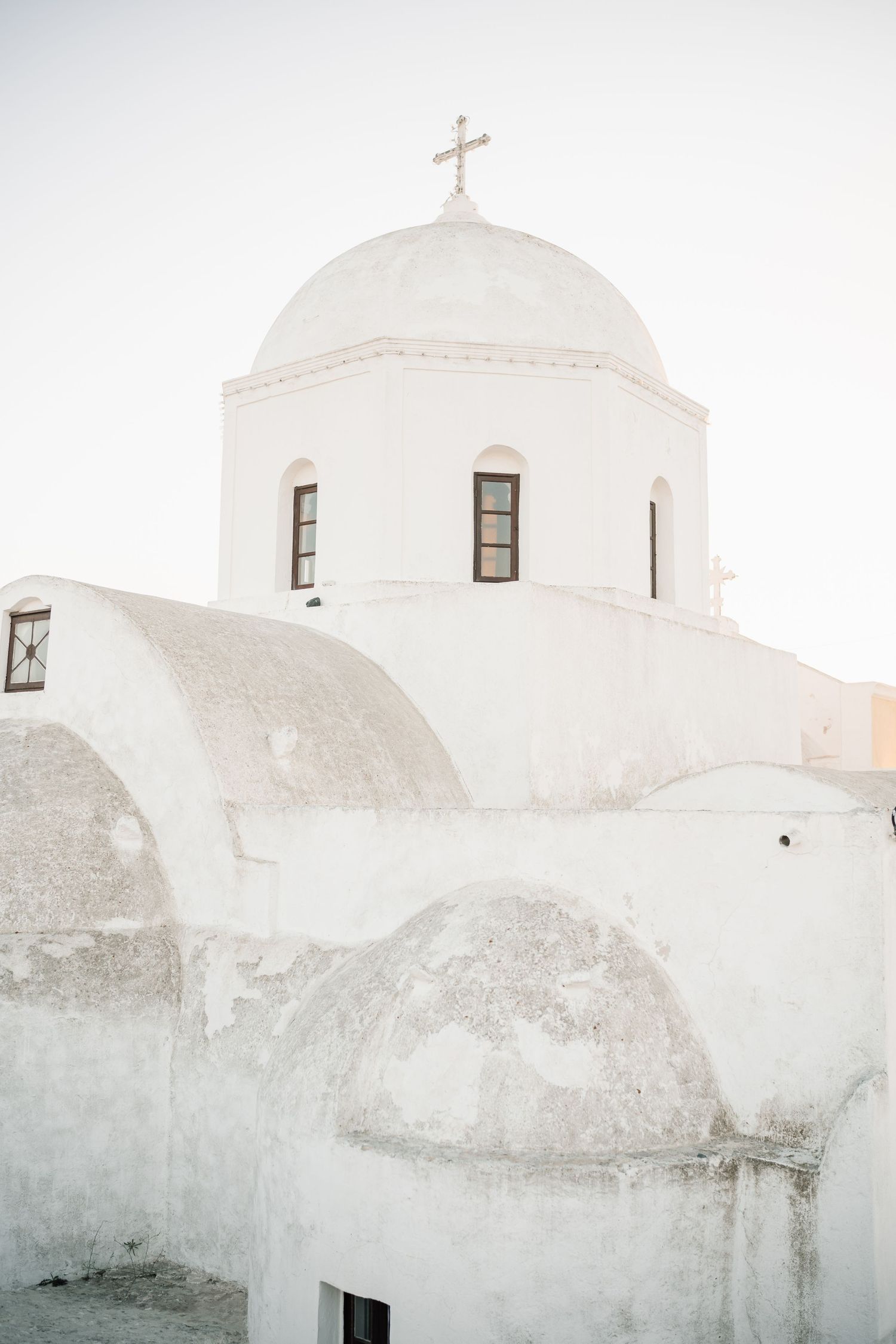 santorini photographer couple session oia sunset blue domes romantic photoshoot santorini greece
