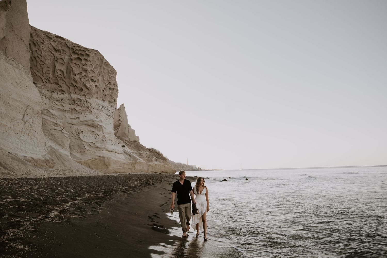 santorini couple photoshoot oia blue domes romantic couple photography santorini greece