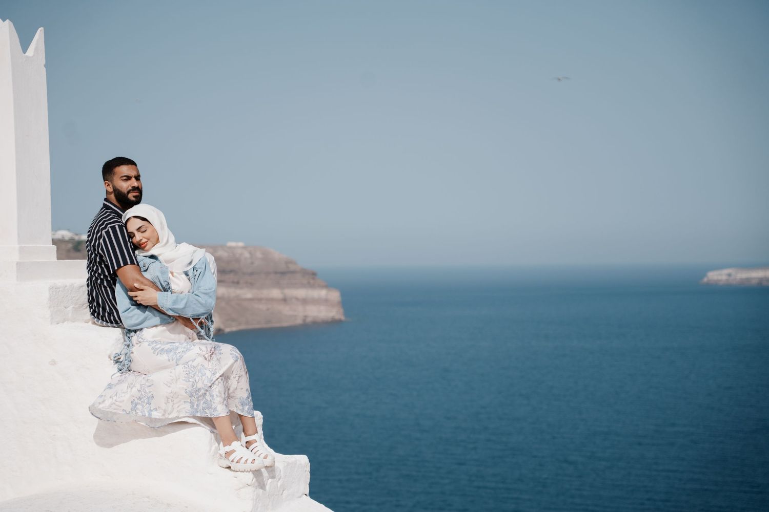 santorini couple photoshoot oia blue domes romantic couple photography santorini greece
