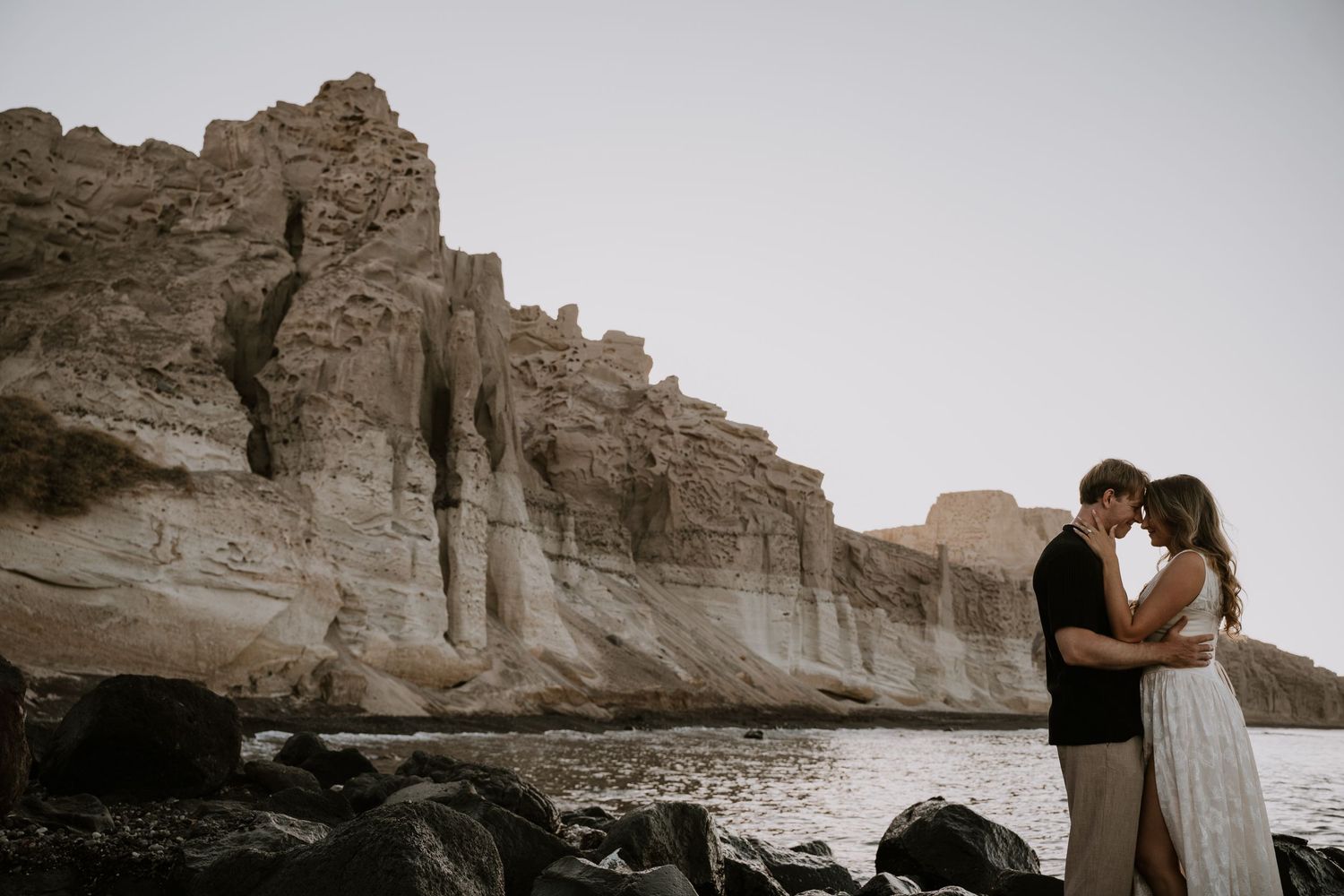 santorini engagement photoshoot cinematic couple oia santorini photographer luxury session