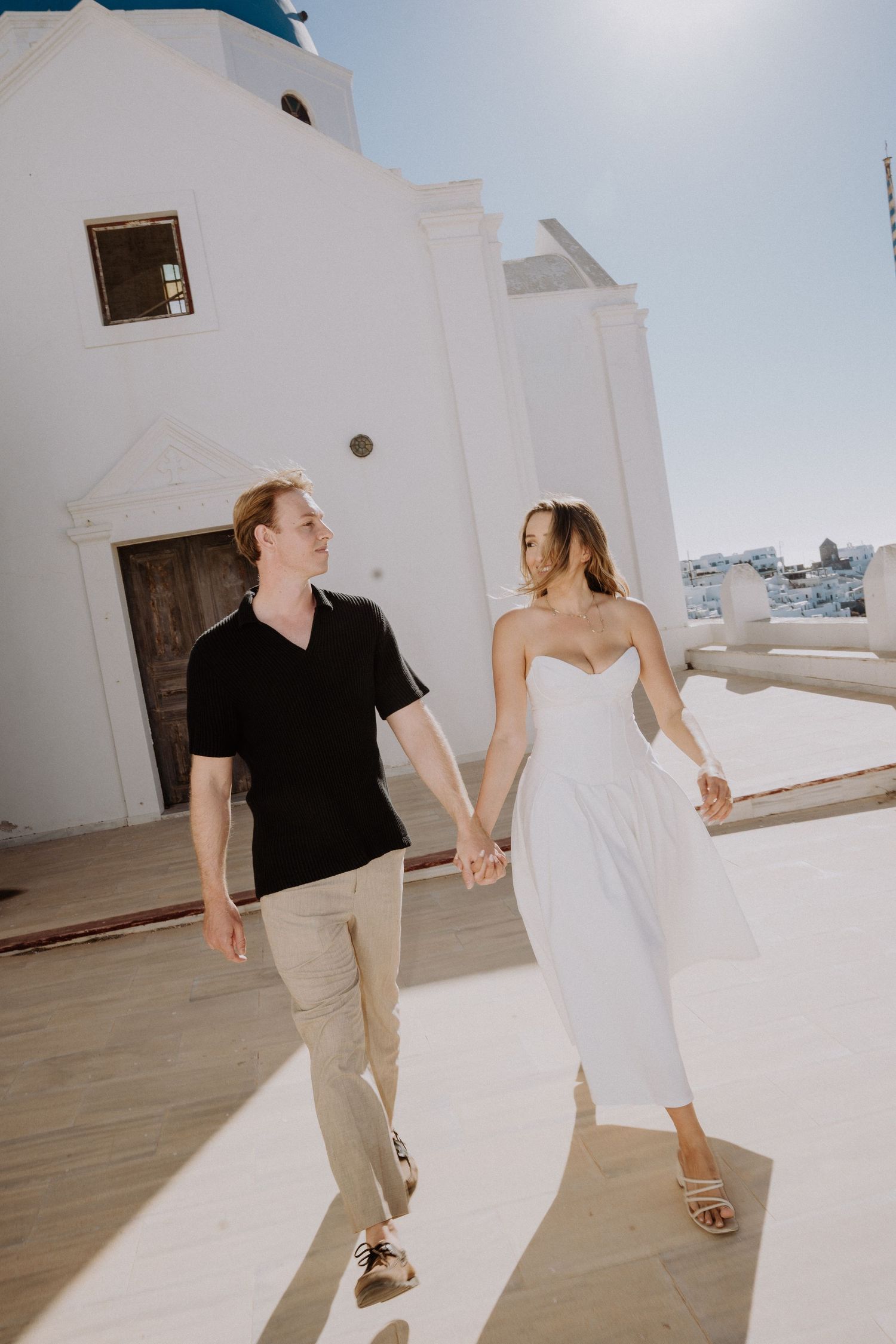 santorini photographer couple session oia sunset blue domes romantic photoshoot greece