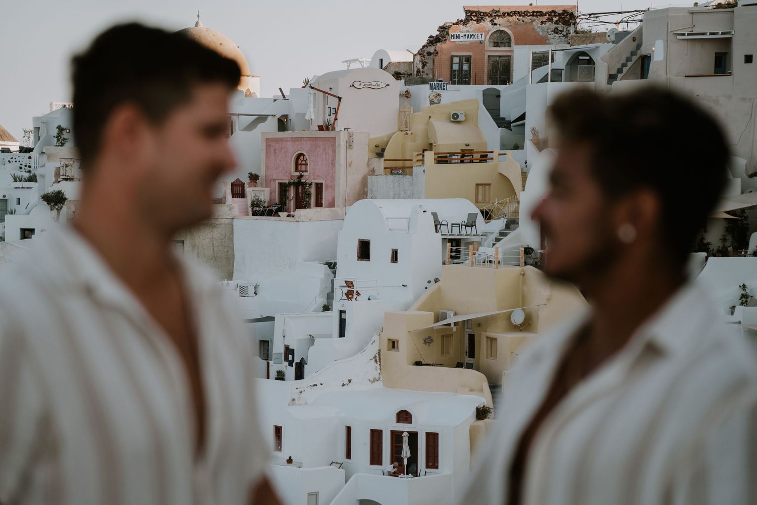 santorini engagement photoshoot cinematic couple oia santorini photographer luxury session