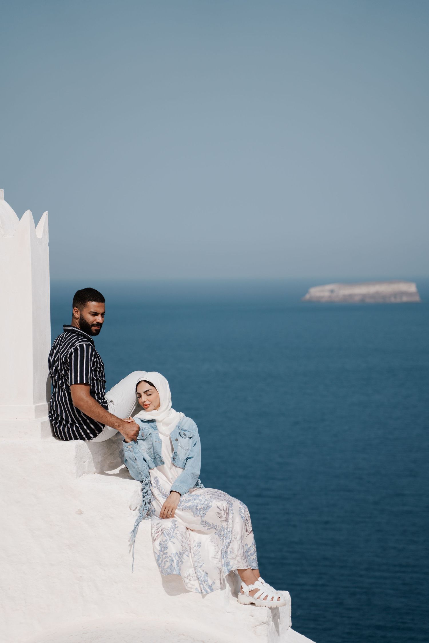 santorini couple photoshoot oia blue domes romantic couple photography santorini greece