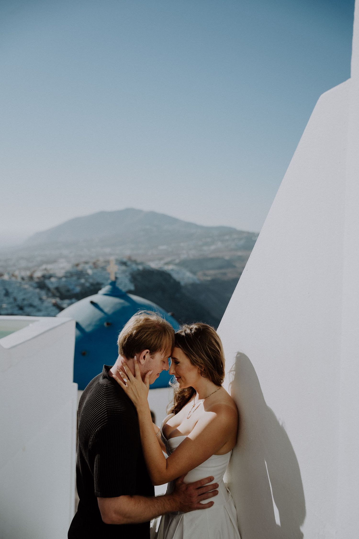 santorini engagement photoshoot cinematic couple photography oia santorini photographer luxury session