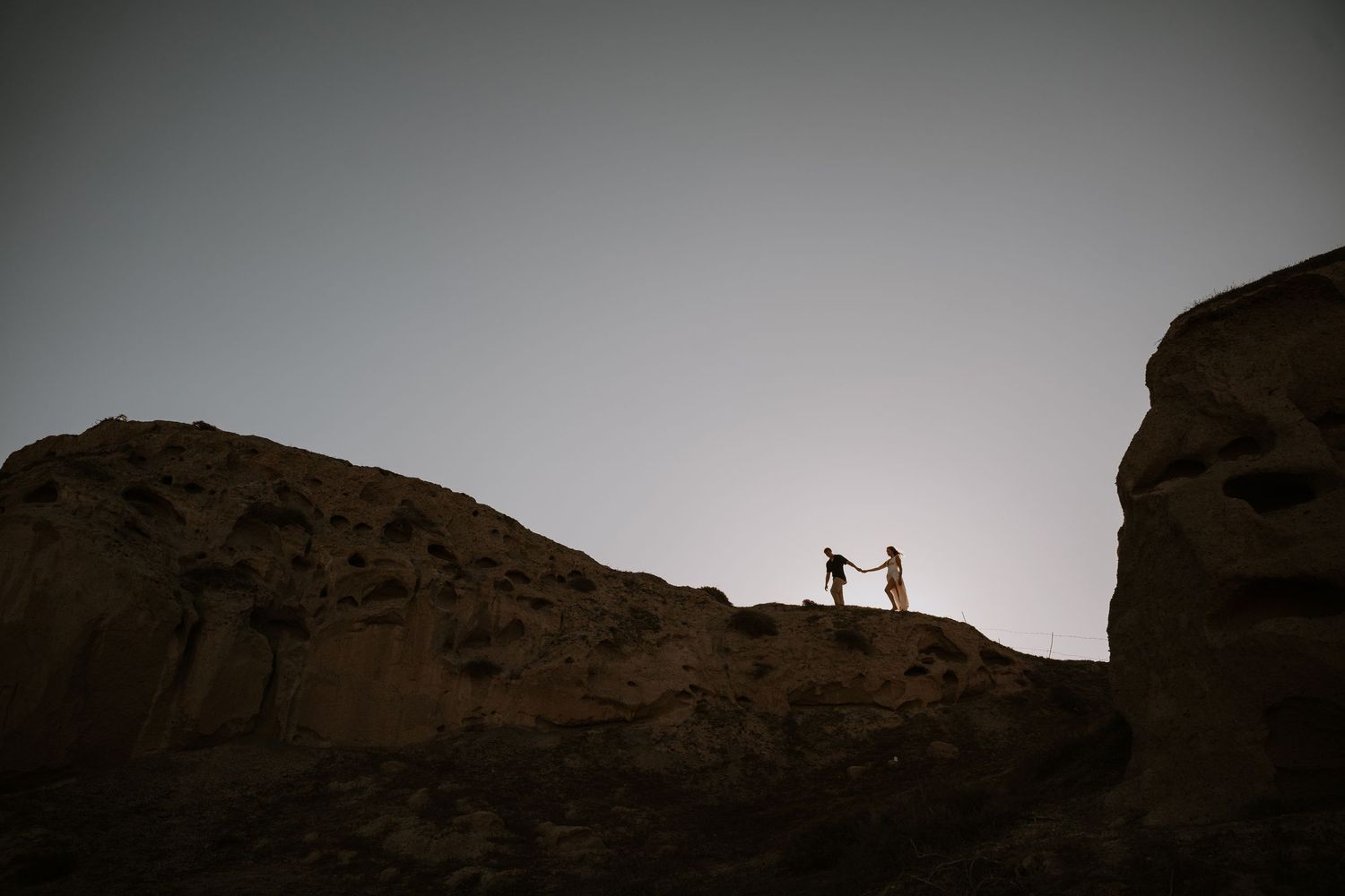 santorini engagement photoshoot cinematic couple photography oia santorini photographer luxury session