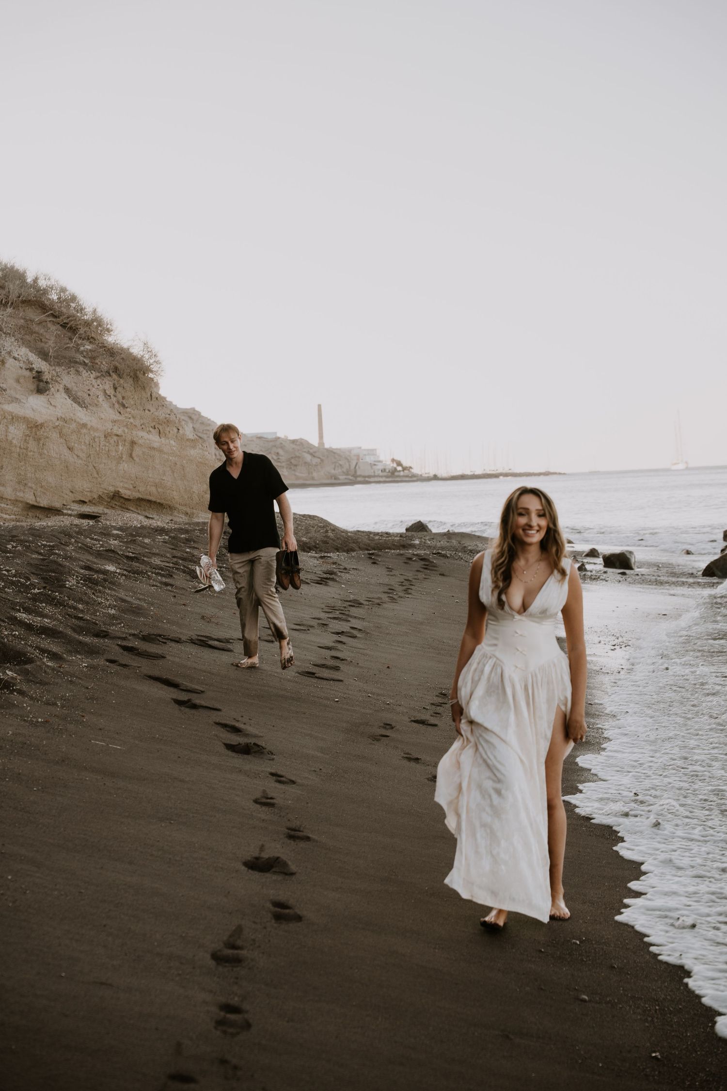 santorini couple photoshoot oia blue domes romantic couple photography santorini greece