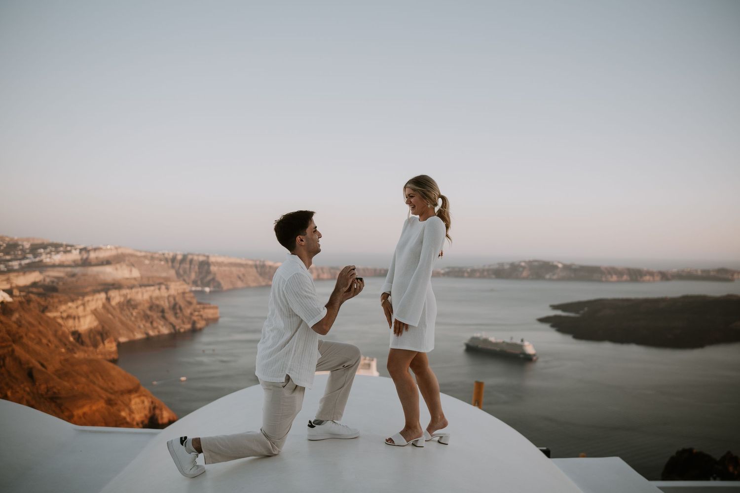 santorini photographer couple session oia sunset blue domes romantic photoshoot santorini greece