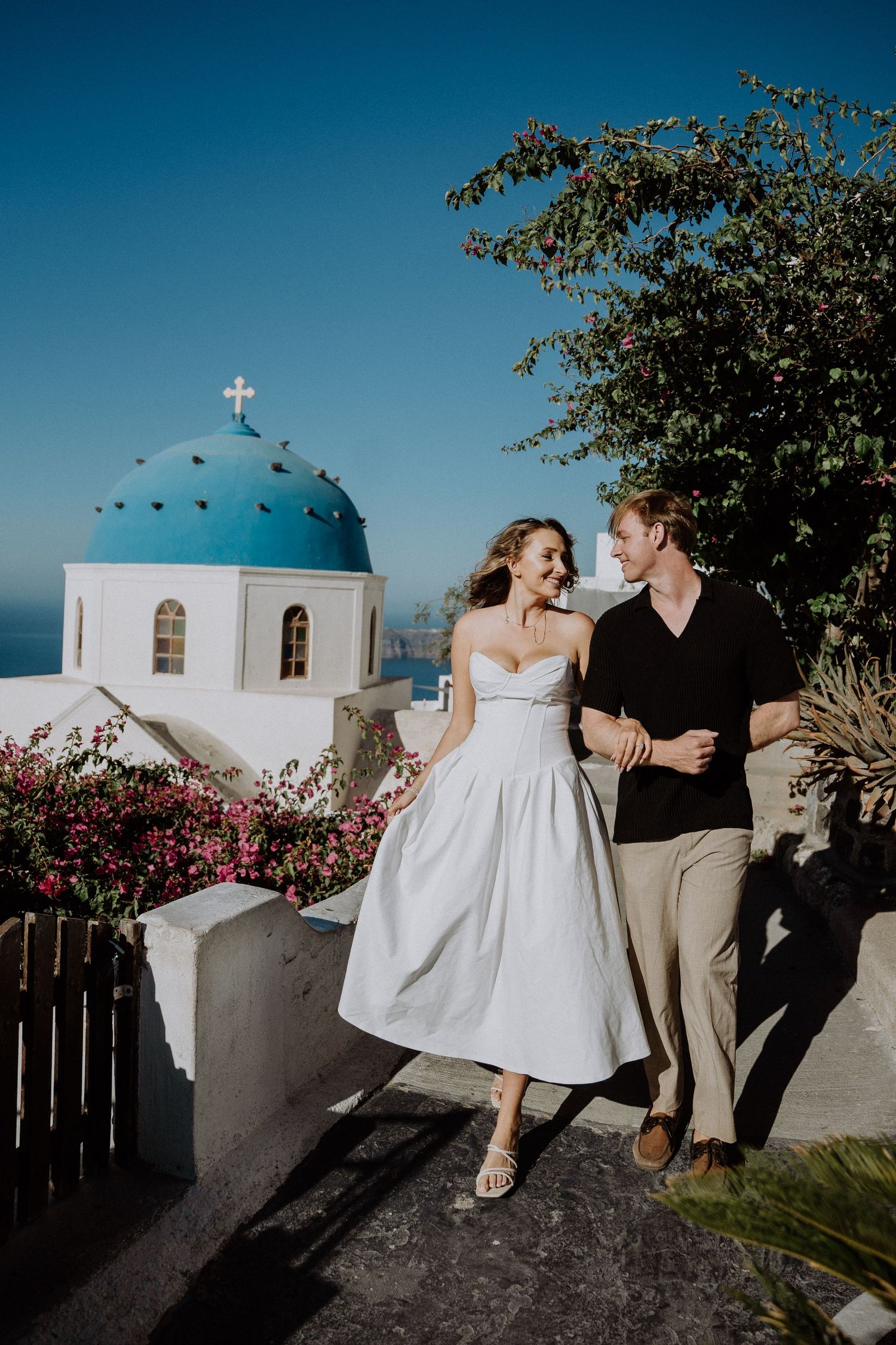 santorini engagement photoshoot cinematic couple photography oia santorini photographer luxury session