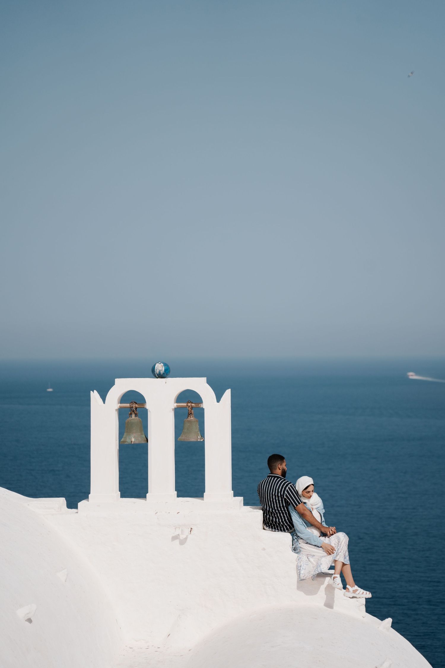 santorini couple photoshoot oia blue domes romantic couple photography santorini greece