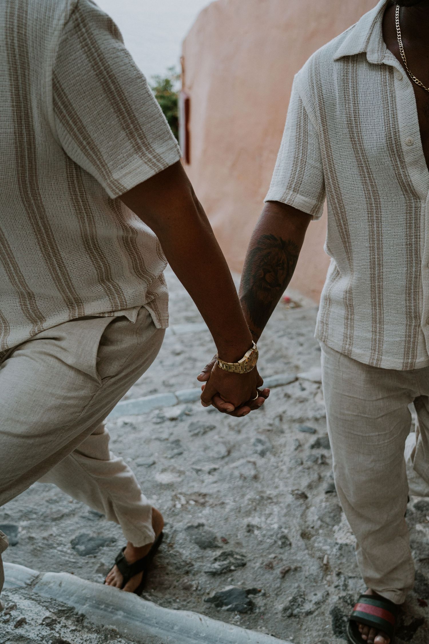 santorini engagement photoshoot cinematic couple oia santorini photographer luxury session