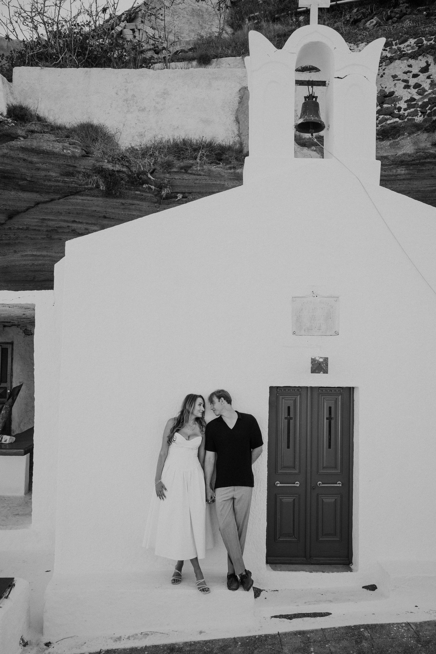 santorini photographer couple session oia sunset blue domes romantic photoshoot greece