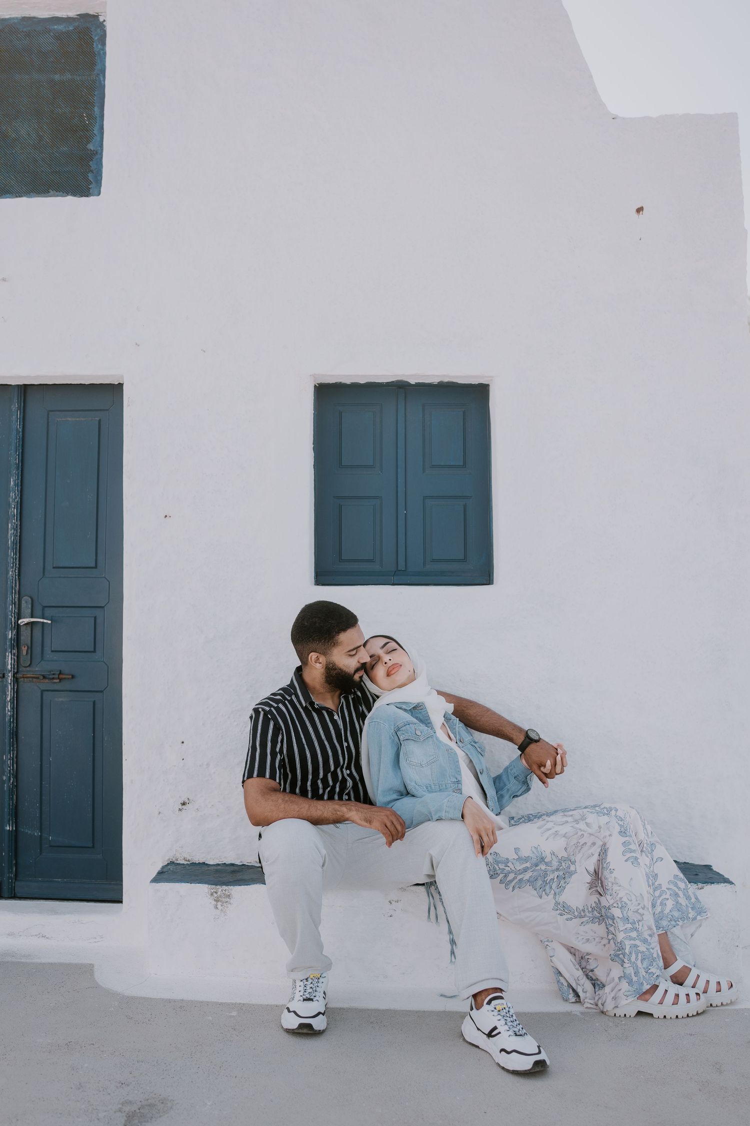 santorini photographer couple session oia sunset blue domes romantic photoshoot greece