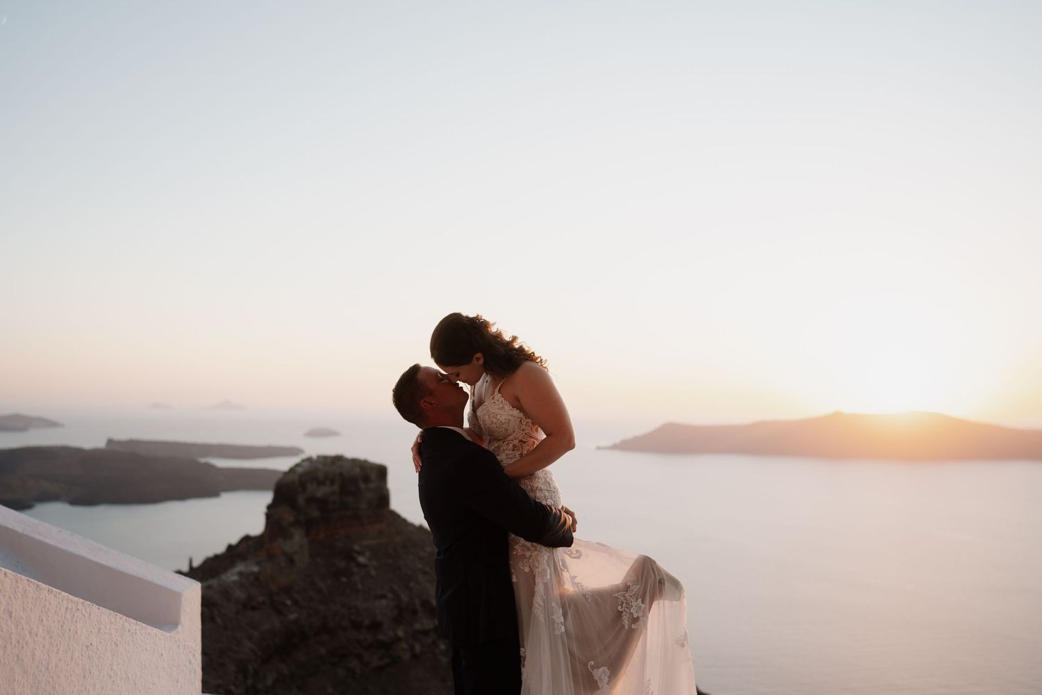 santorini couple photoshoot oia blue domes romantic couple photography santorini greece