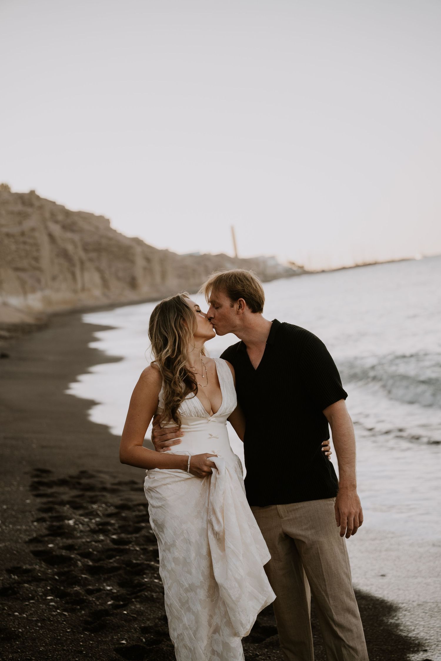 santorini couple photoshoot oia blue domes romantic couple photography santorini greece