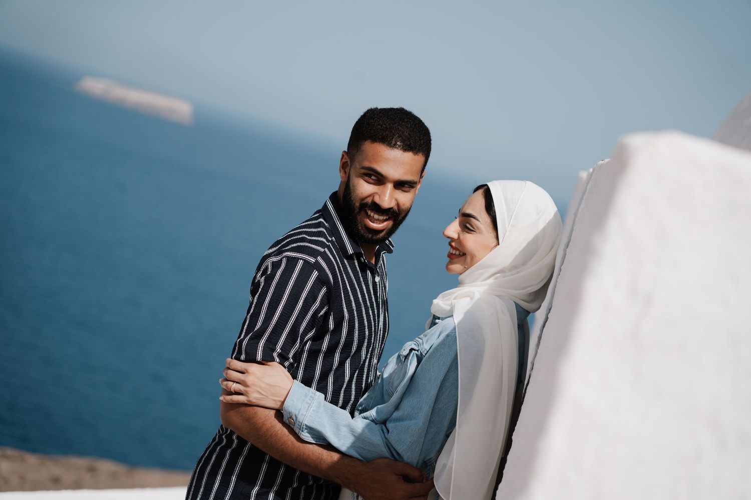 santorini photographer couple session oia sunset blue domes romantic photoshoot greece