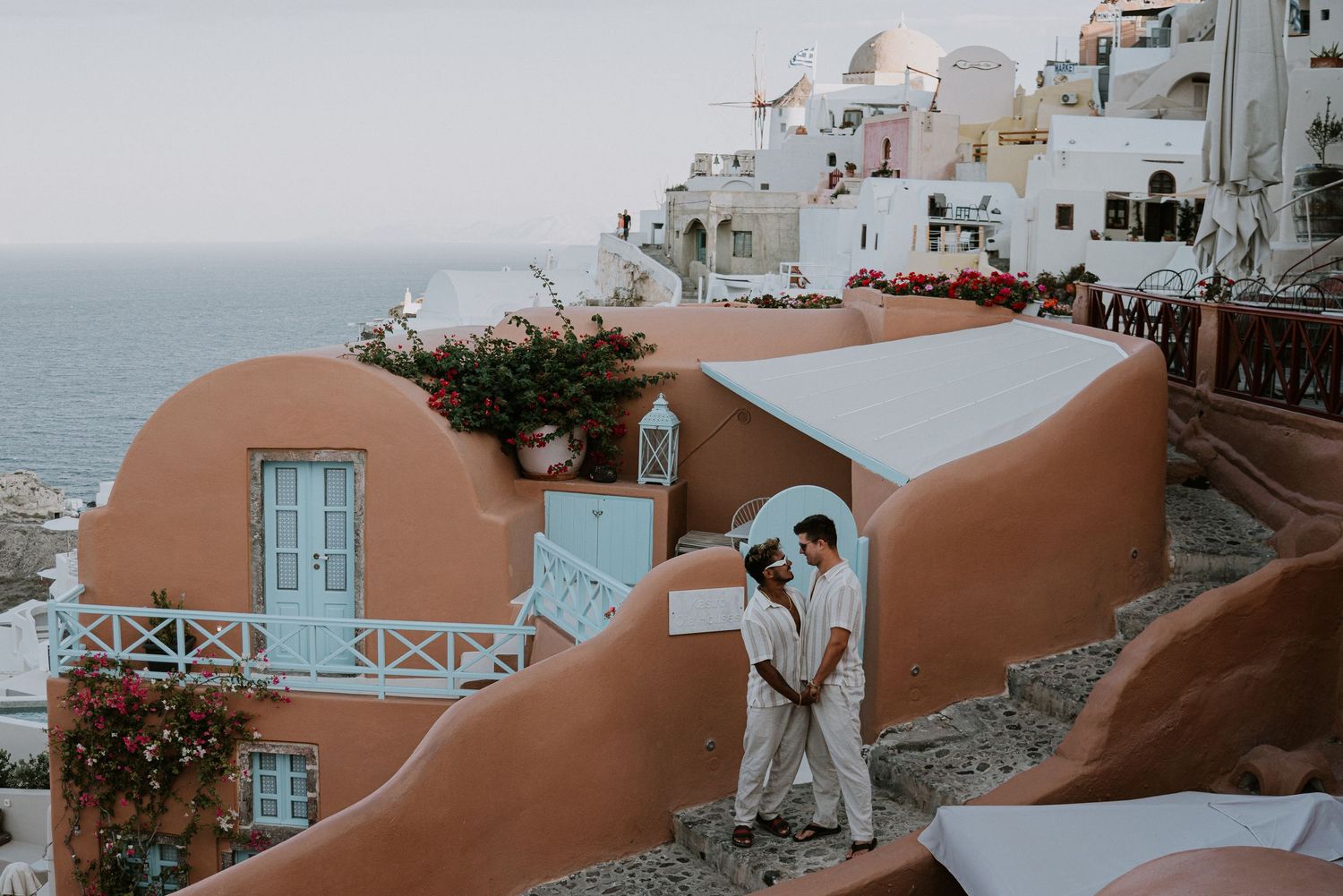 santorini engagement photoshoot cinematic couple oia santorini photographer luxury session