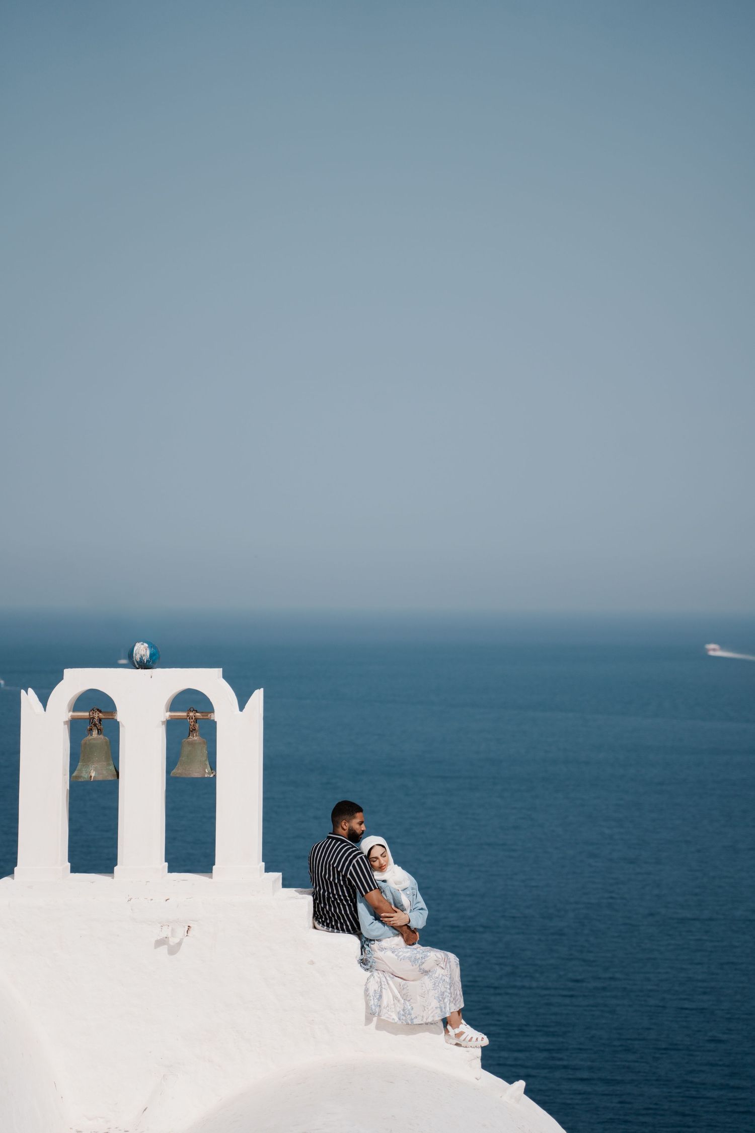 santorini couple photoshoot oia blue domes romantic couple photography santorini greece