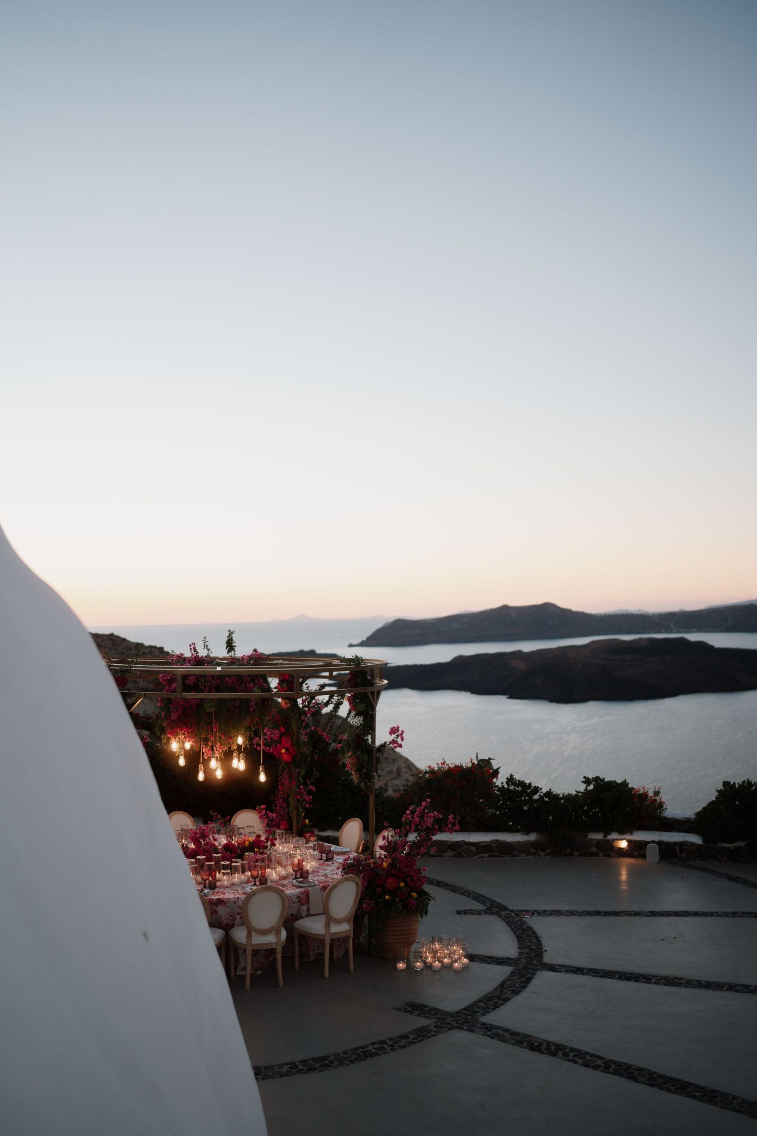 santorini photographer couple session oia sunset blue domes romantic photoshoot greece
