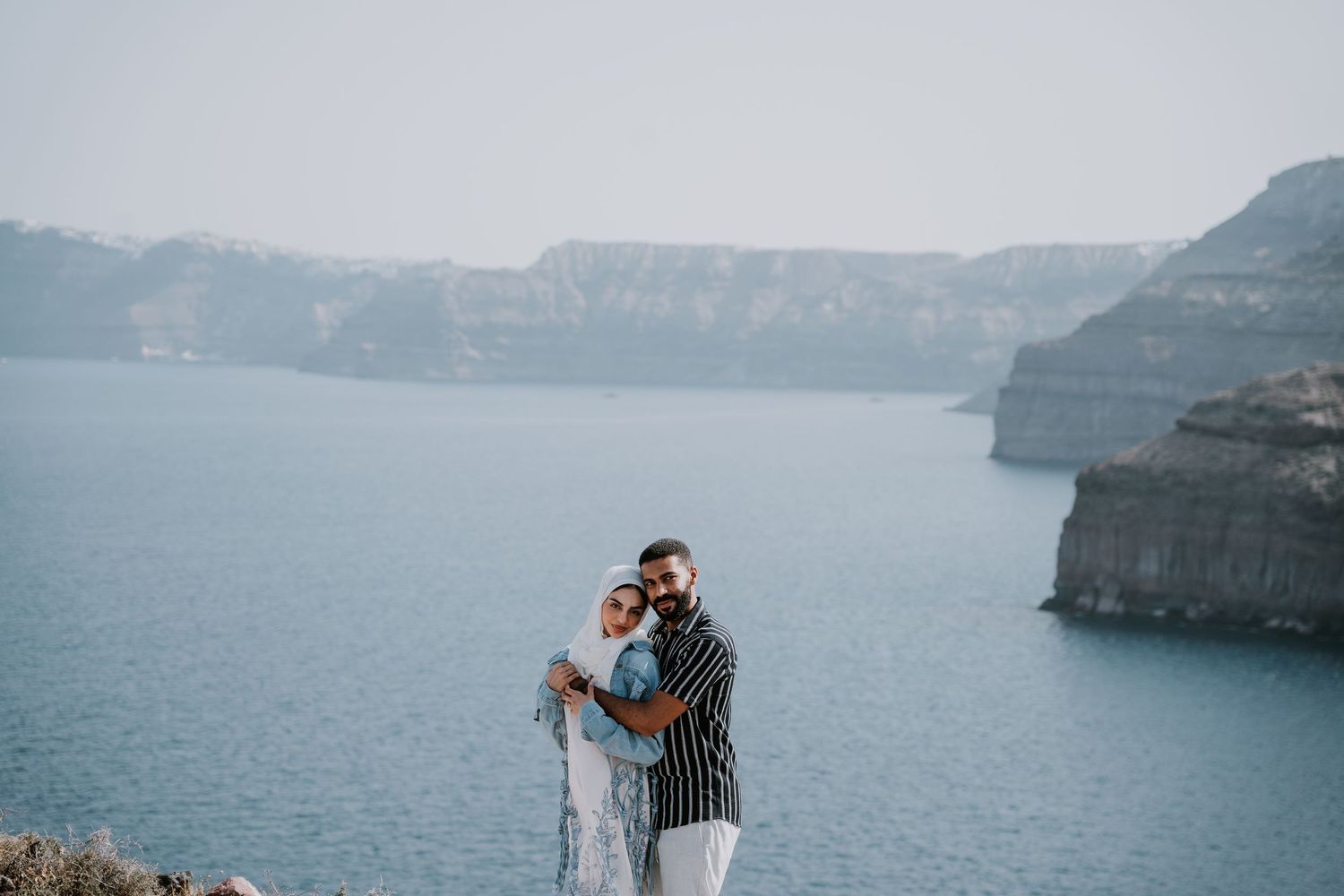santorini photographer couple session oia sunset blue domes romantic photoshoot greece
