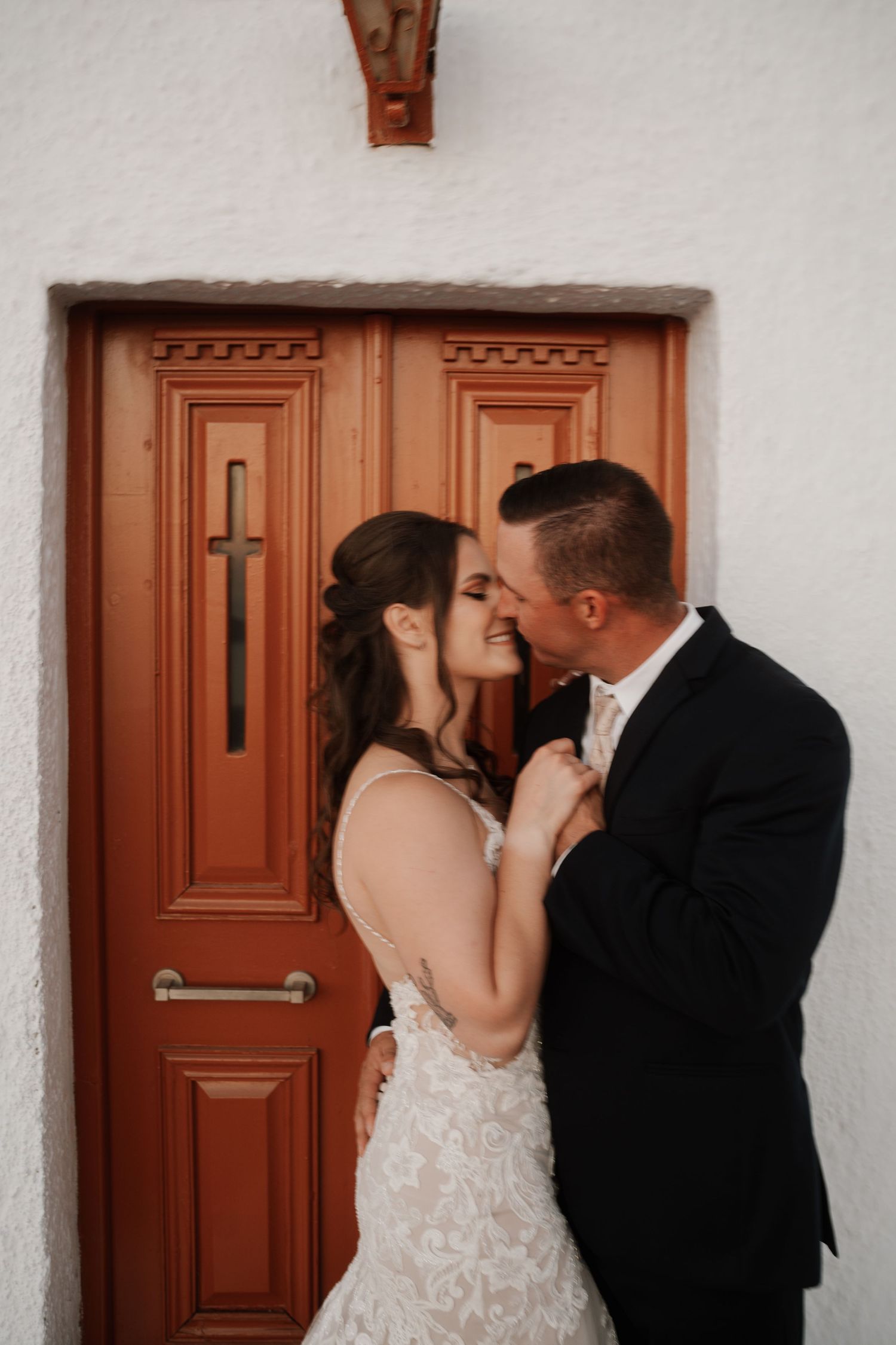 santorini couple photoshoot oia blue domes romantic couple photography santorini greece