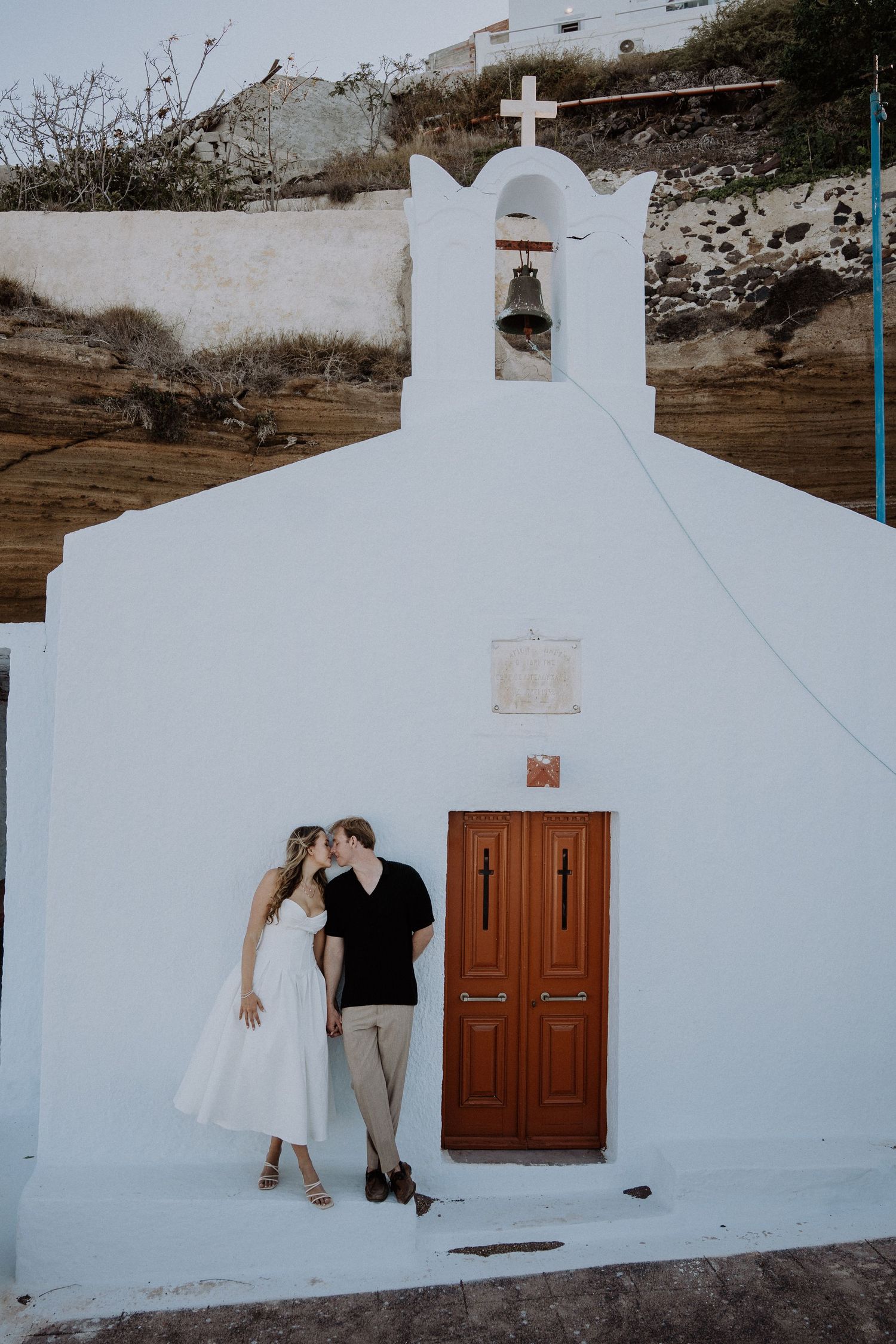 santorini photographer couple session oia sunset blue domes romantic photoshoot greece