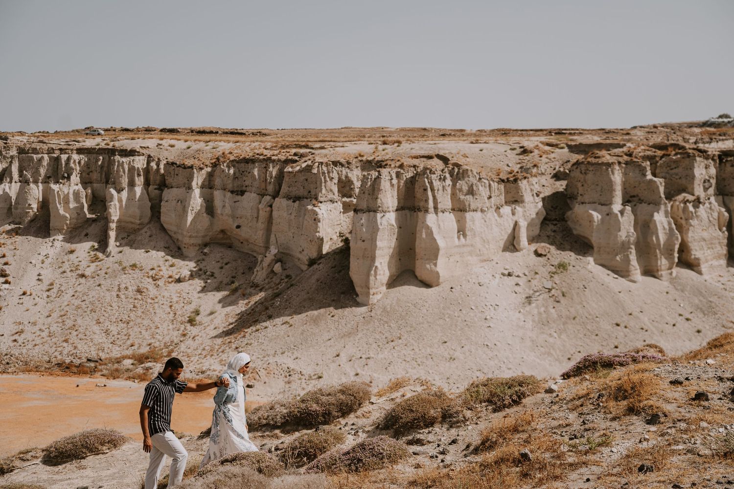 santorini couple photoshoot oia blue domes romantic couple photography santorini greece