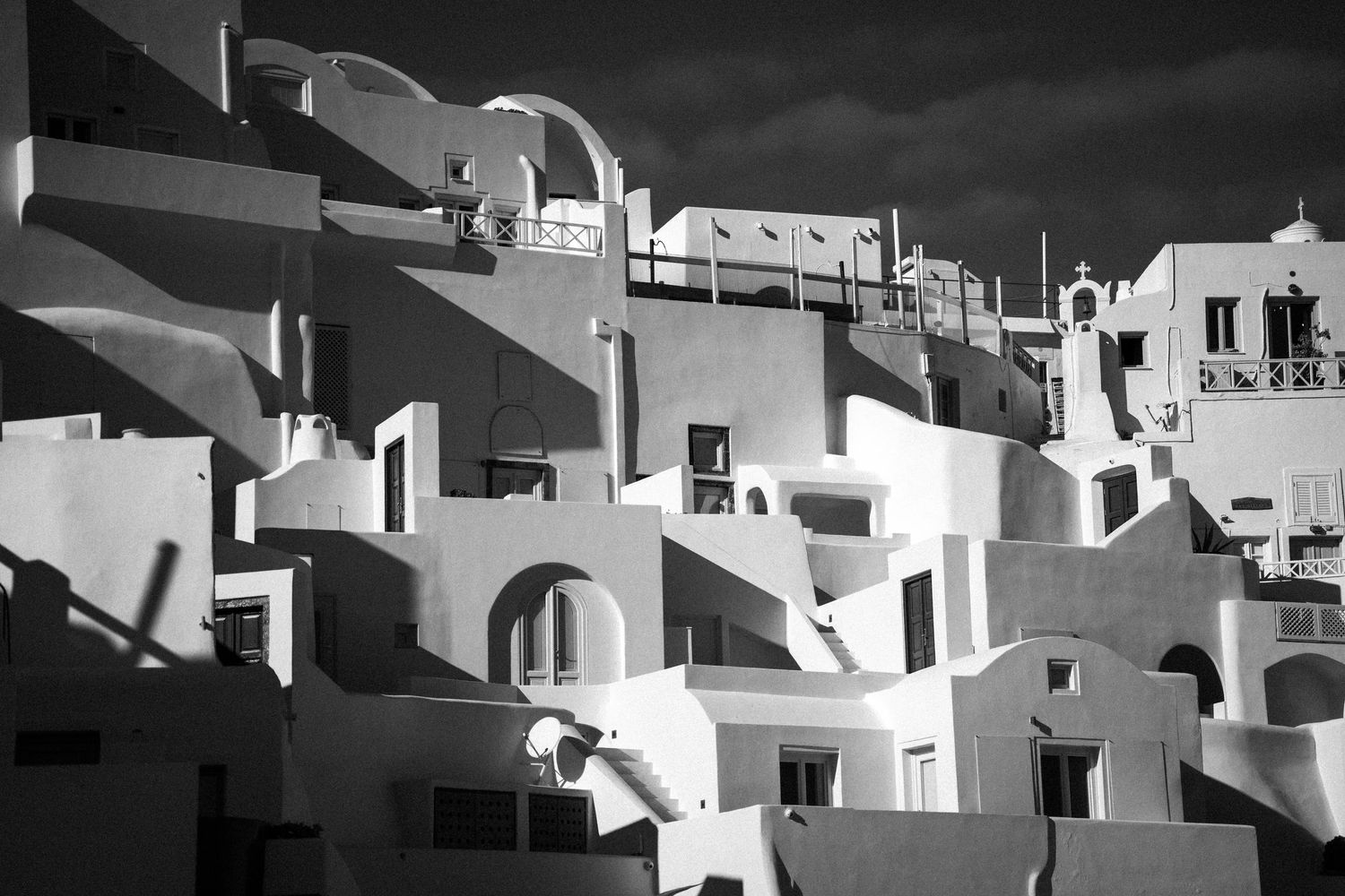 santorini photographer couple session oia sunset blue domes romantic photoshoot santorini greece