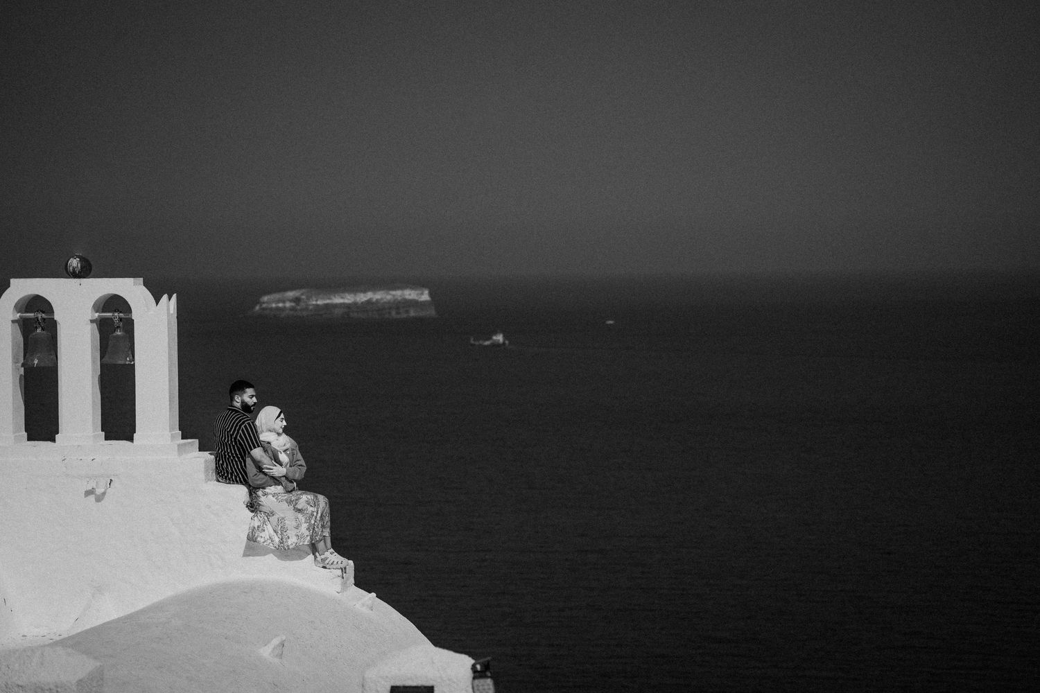 santorini couple photoshoot oia blue domes romantic couple photography santorini greece
