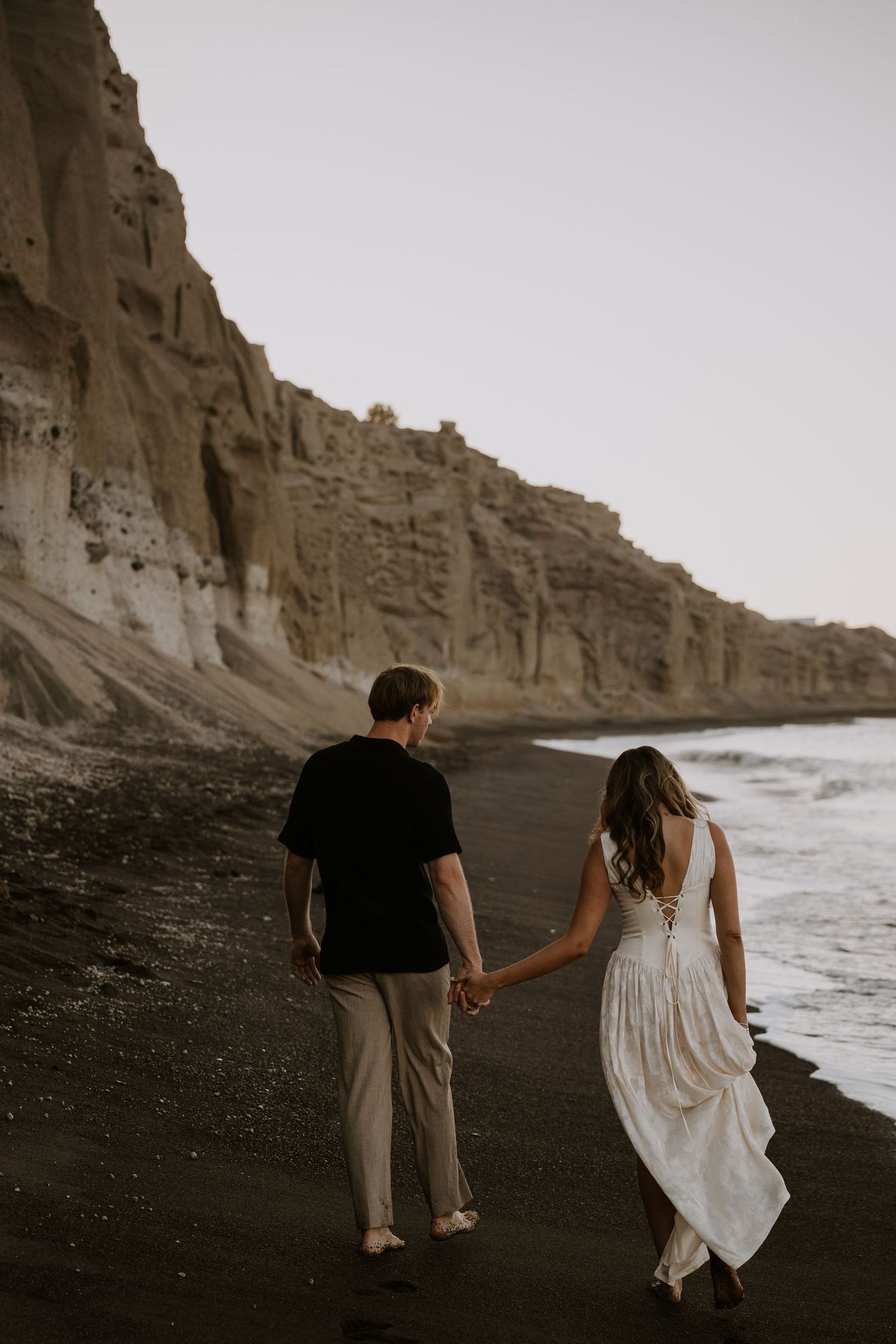santorini couple photoshoot oia blue domes romantic couple photography santorini greece