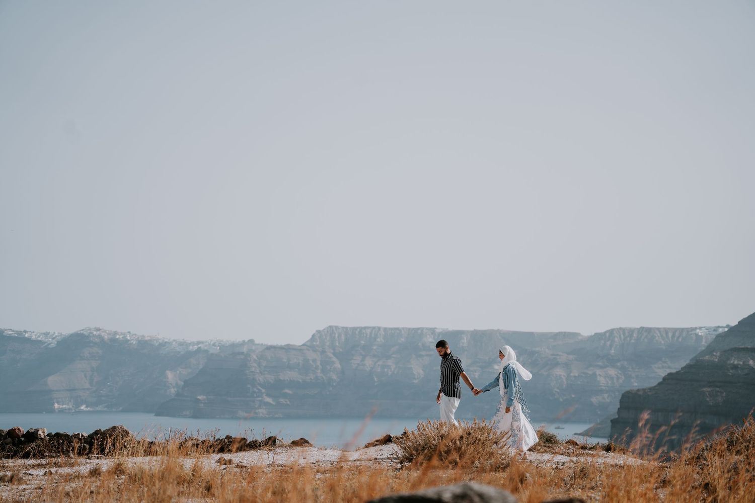 santorini photographer couple session oia sunset blue domes romantic photoshoot greece