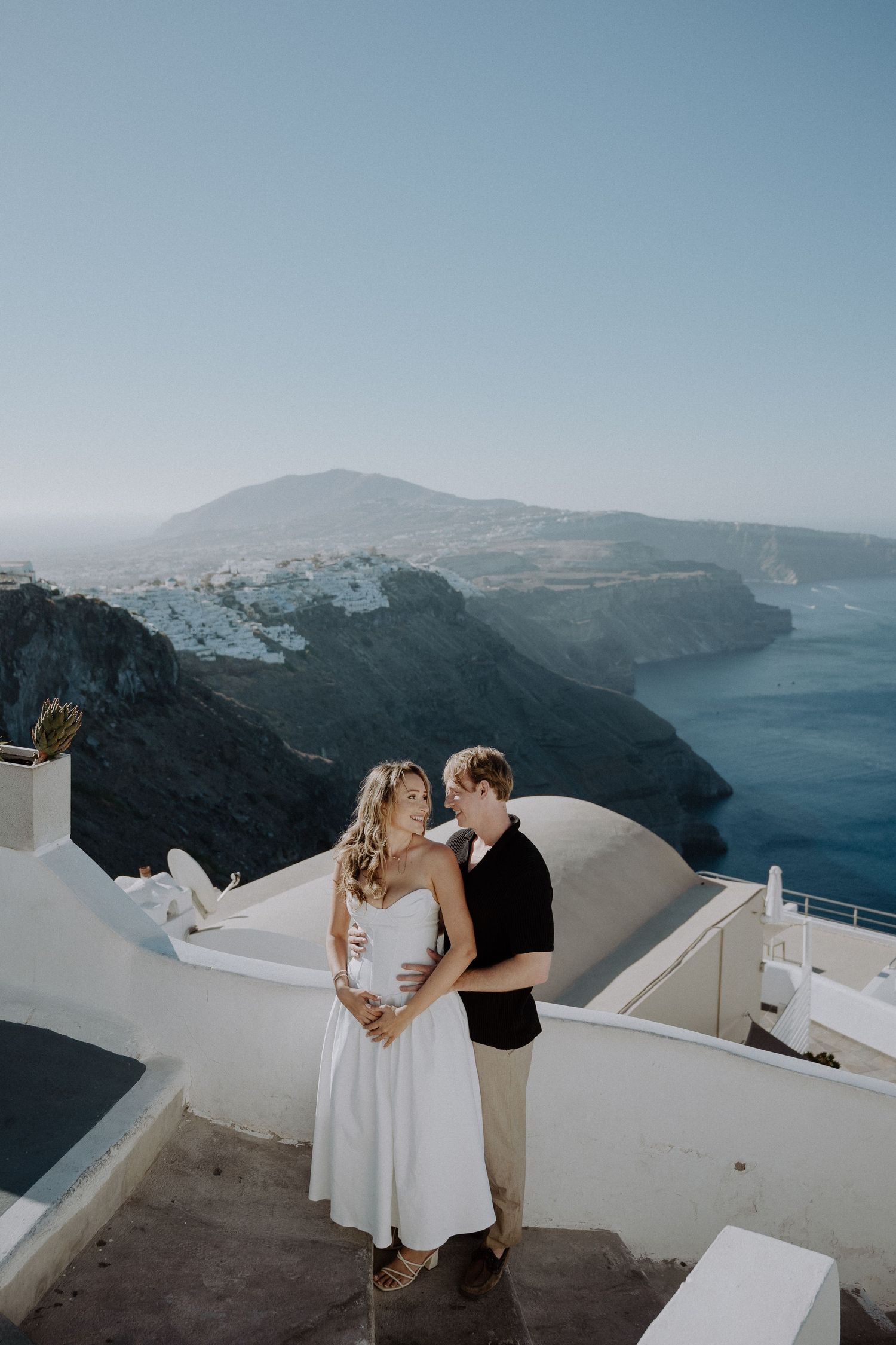 santorini engagement photoshoot cinematic couple photography oia santorini photographer luxury session