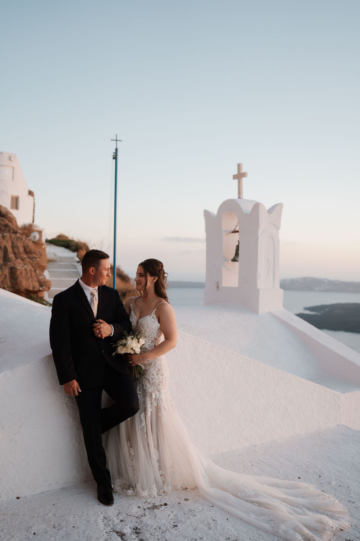 santorini couple photoshoot oia blue domes romantic couple photography santorini greece