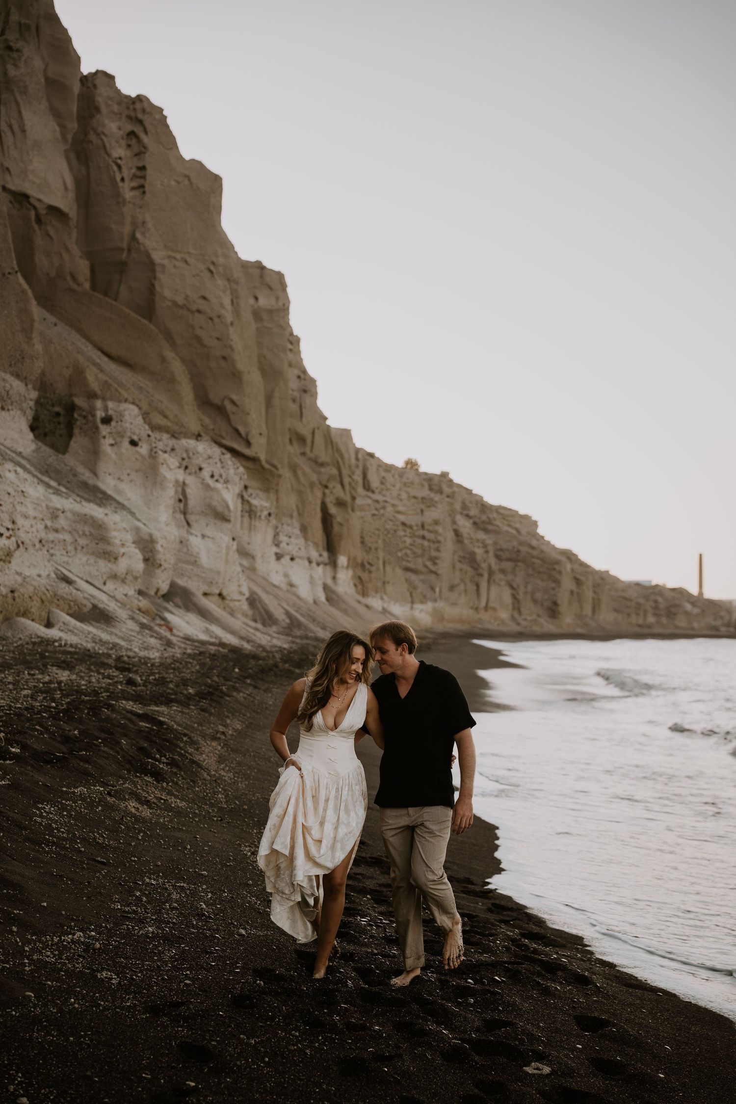 santorini couple photoshoot oia blue domes romantic couple photography santorini greece
