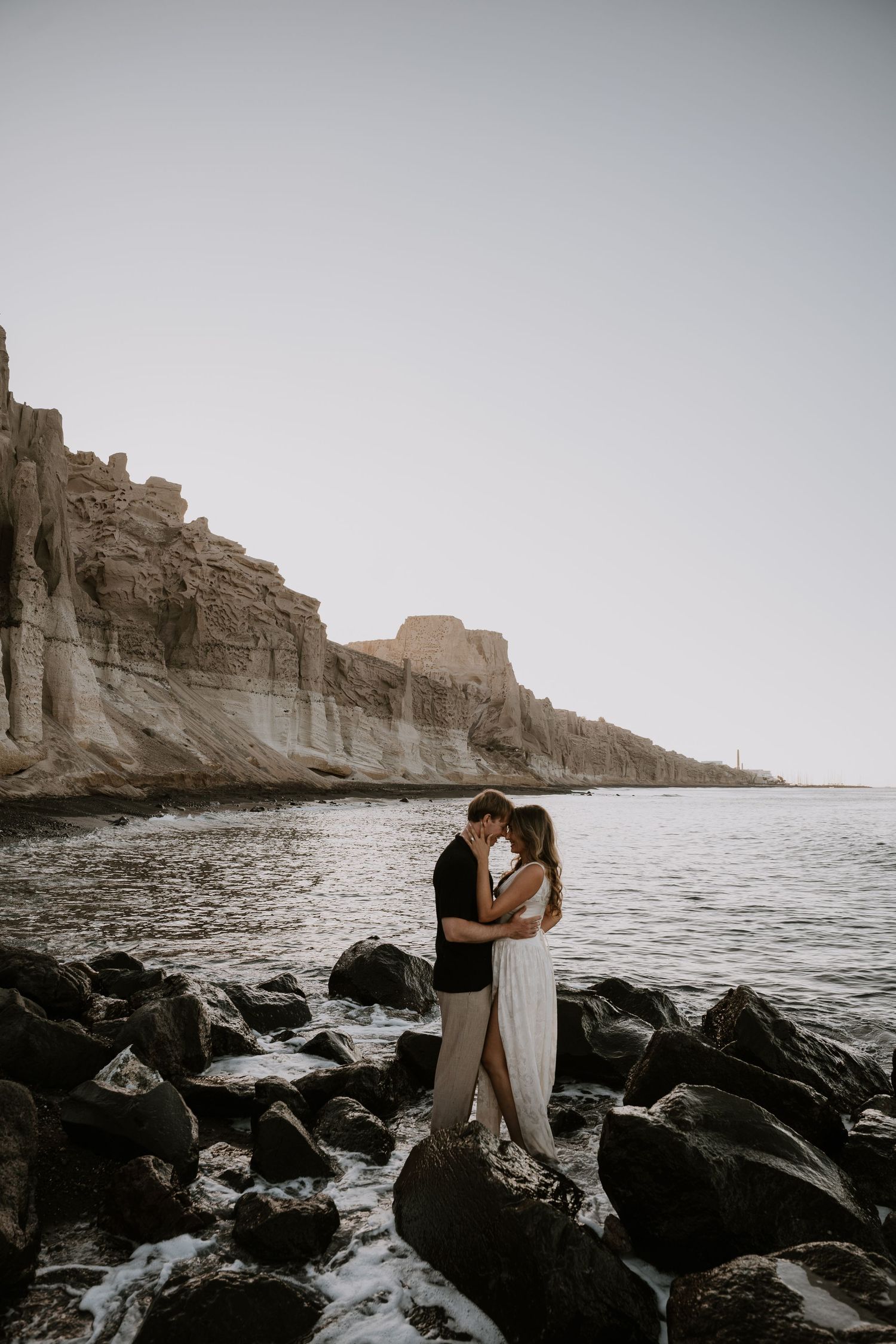 santorini photographer couple session oia sunset blue domes romantic photoshoot santorini greece