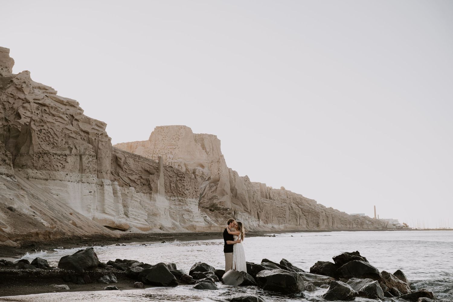 santorini couple photoshoot oia blue domes romantic couple photography santorini greece