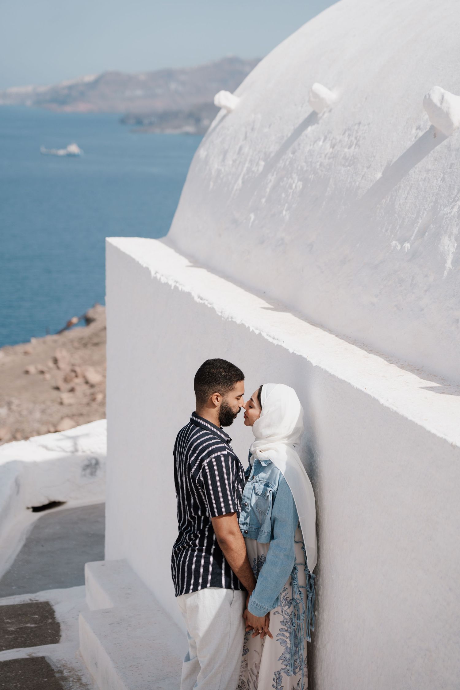 santorini couple photoshoot oia blue domes romantic couple photography santorini greece