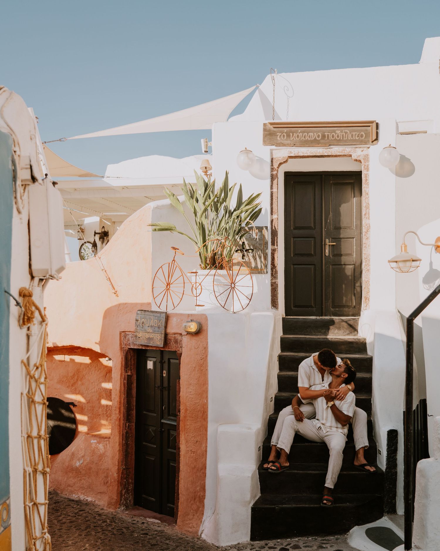 professional-couple-photographer-santorini