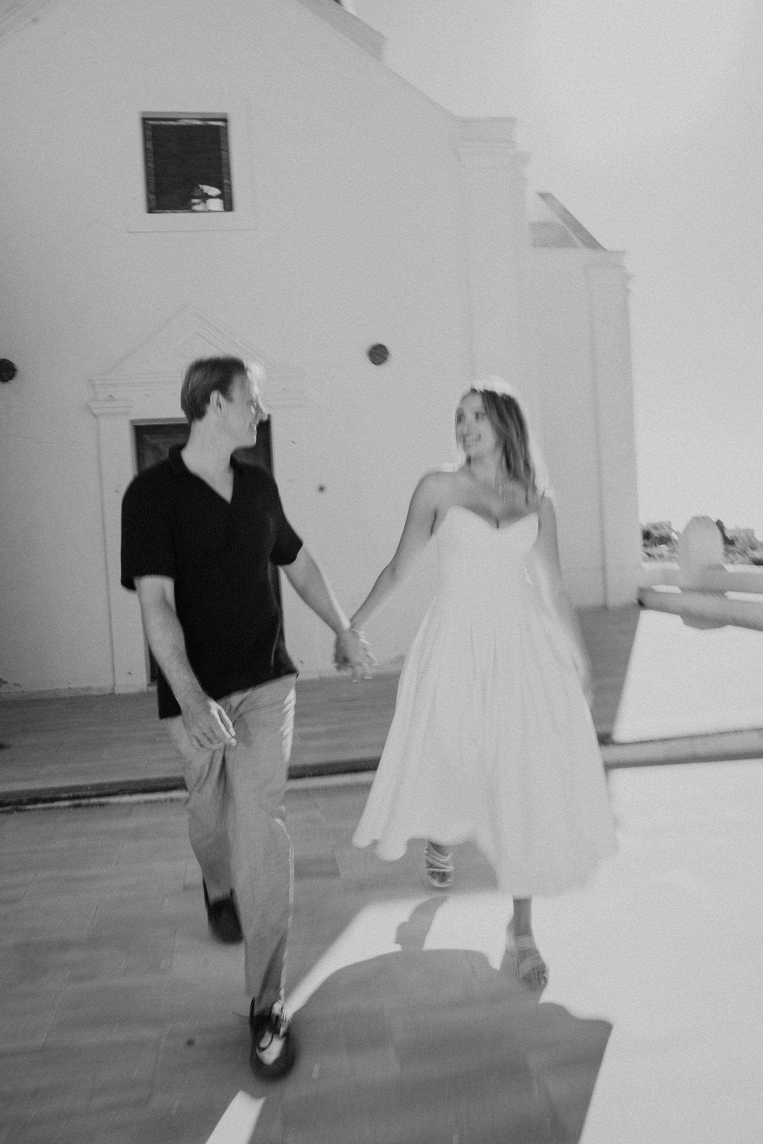santorini engagement photoshoot cinematic couple photography oia santorini photographer luxury session
