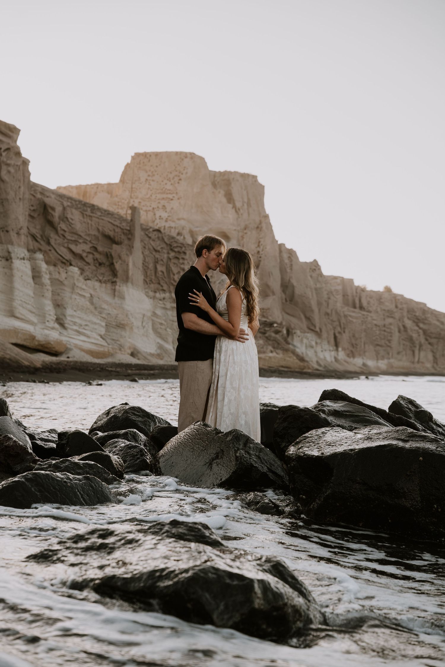santorini photographer couple session oia sunset blue domes romantic photoshoot santorini greece