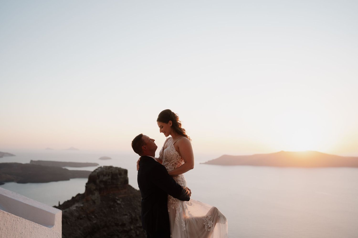 santorini engagement photoshoot cinematic couple oia santorini photographer luxury session