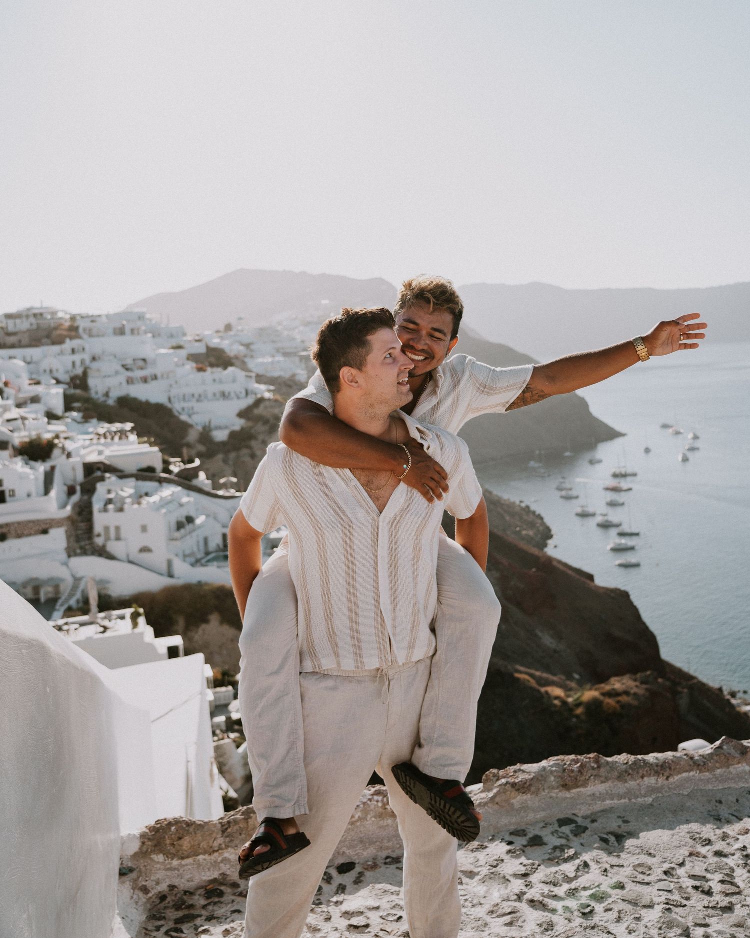 santorini engagement photoshoot cinematic couple oia santorini photographer luxury session