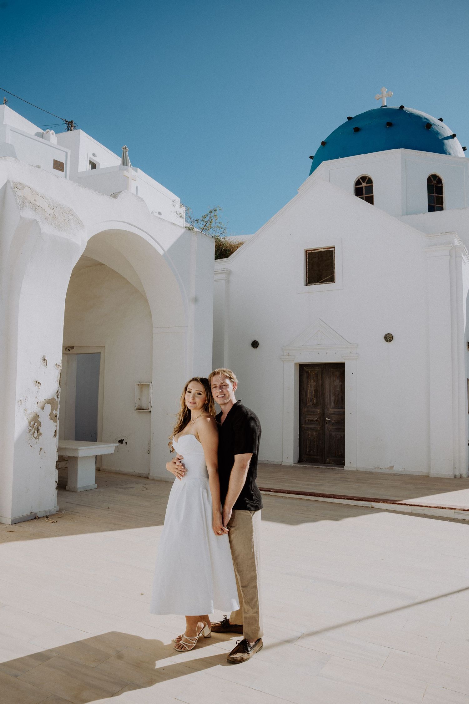 santorini photographer couple session oia sunset blue domes romantic photoshoot greece