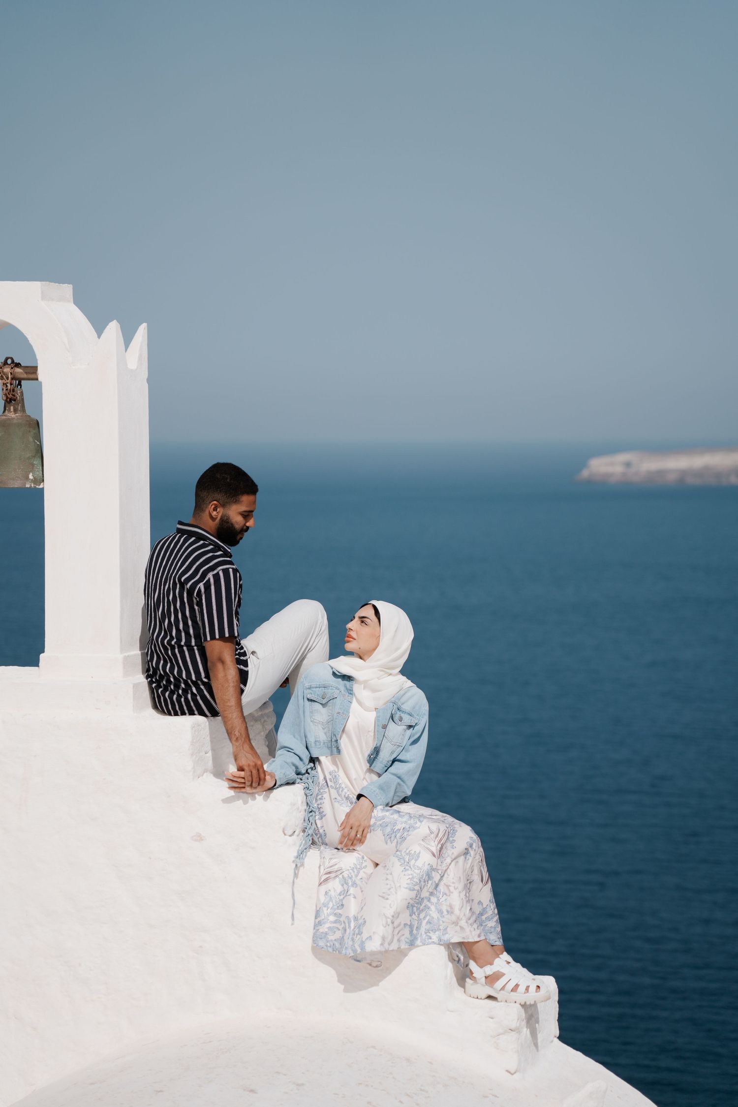 santorini couple photoshoot oia blue domes romantic couple photography santorini greece