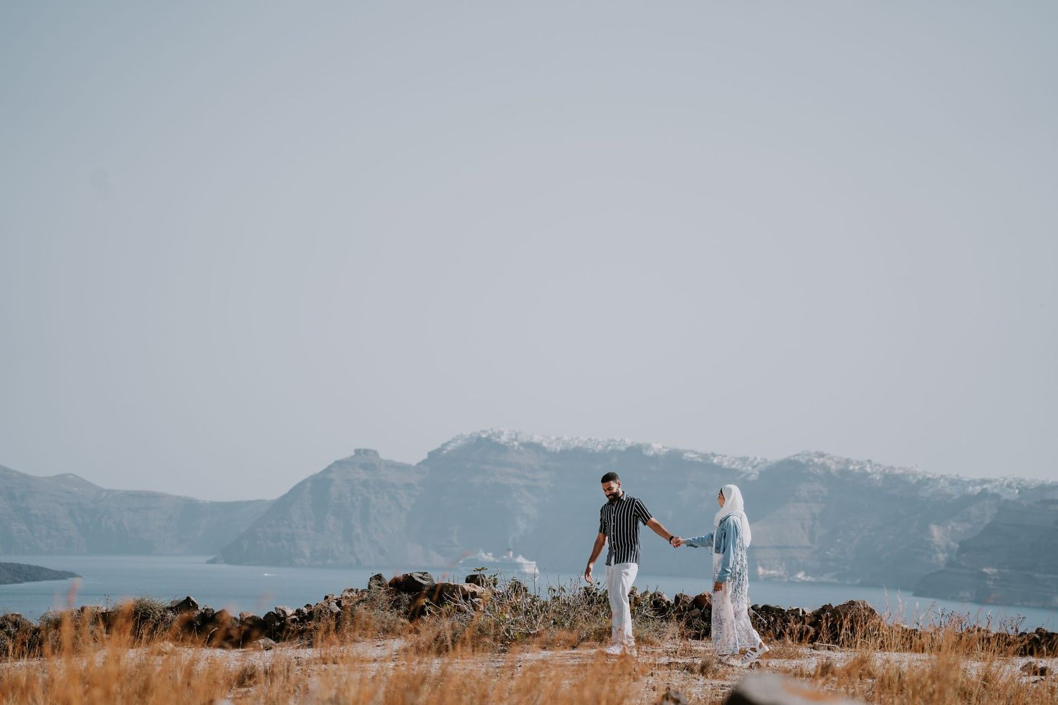 santorini photographer couple session oia sunset blue domes romantic photoshoot greece
