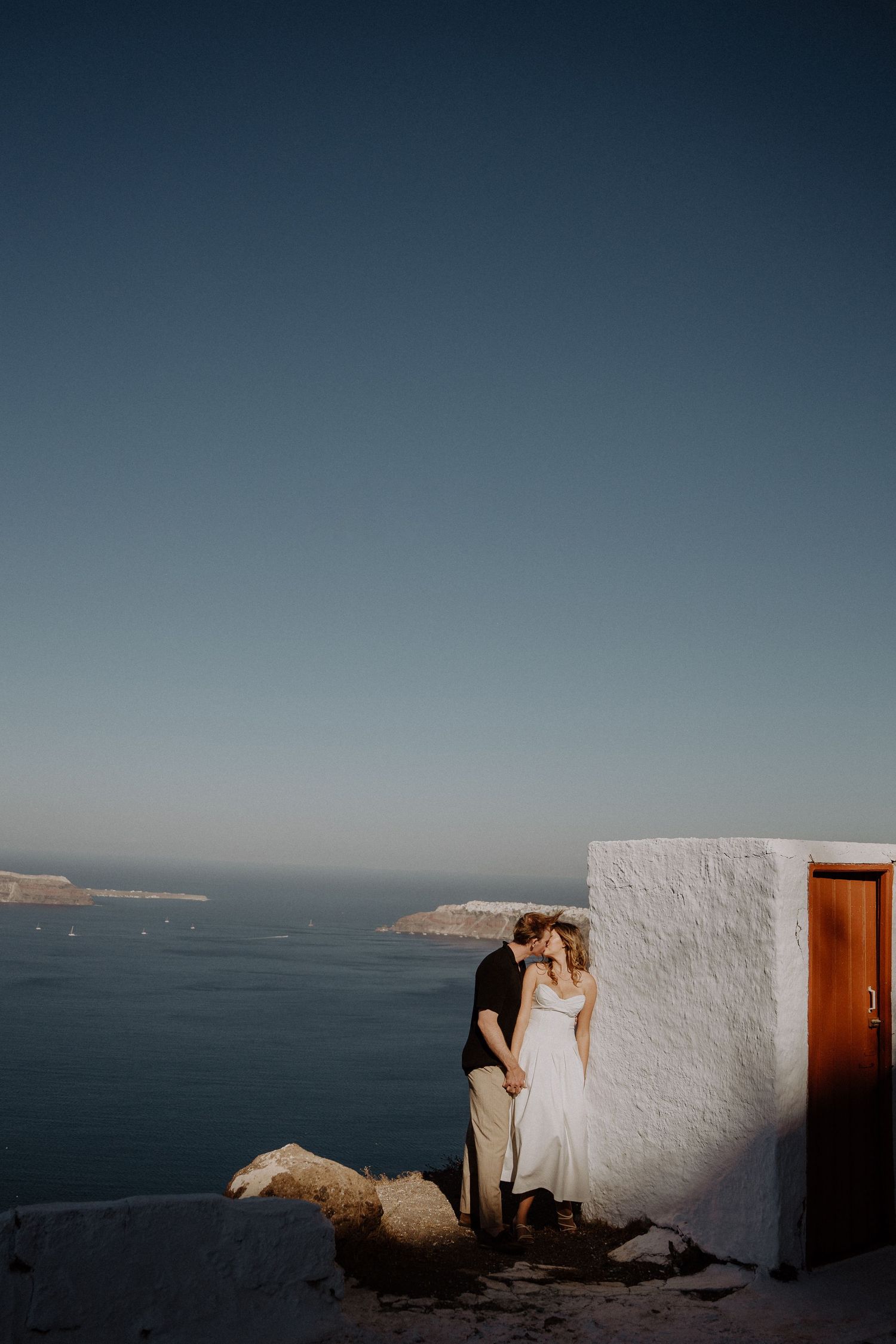 santorini photographer couple session oia sunset blue domes romantic photoshoot greece