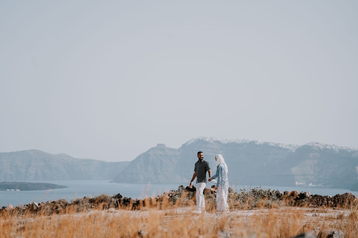 santorini photographer couple session oia sunset blue domes romantic photoshoot greece