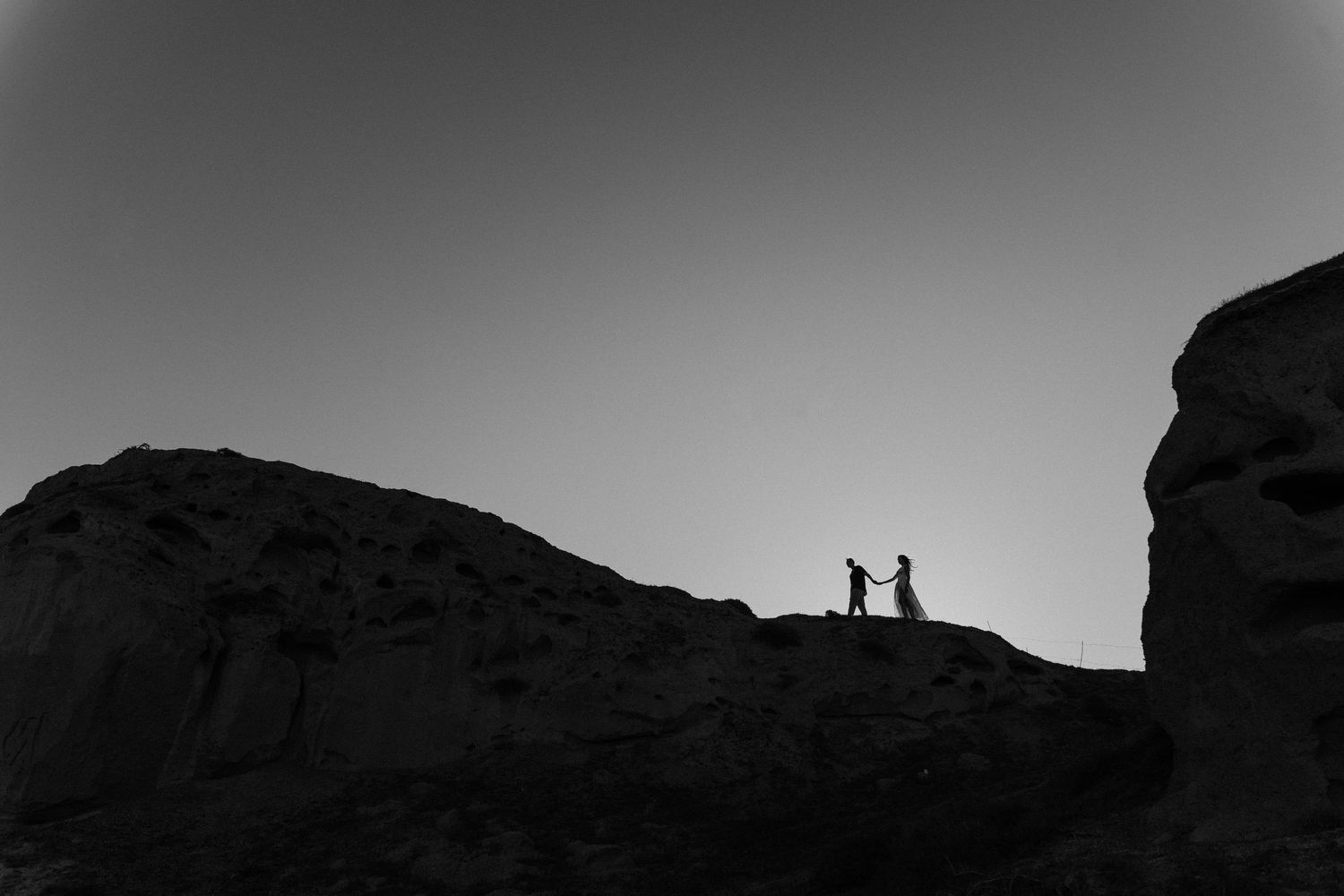 santorini photographer couple session oia sunset blue domes romantic photoshoot greece