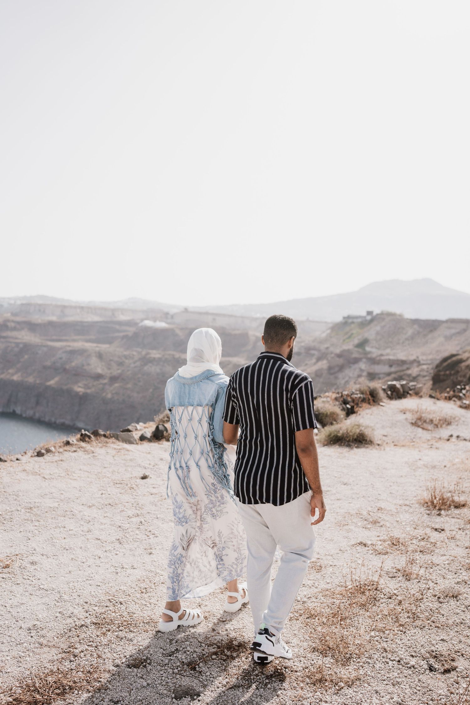 santorini photographer couple session oia sunset blue domes romantic photoshoot greece