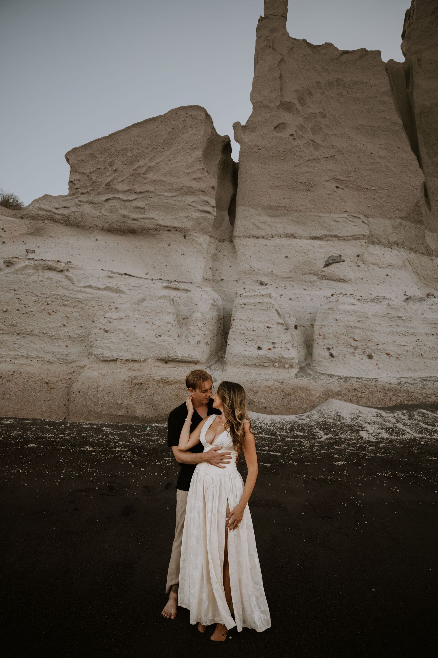 santorini couple photoshoot oia blue domes romantic couple photography santorini greece