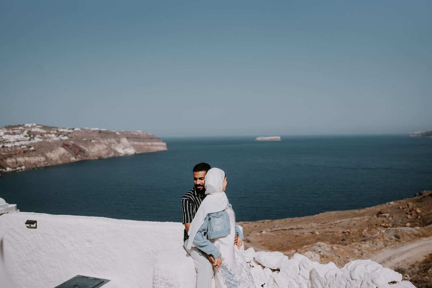 santorini photographer couple session oia sunset blue domes romantic photoshoot greece